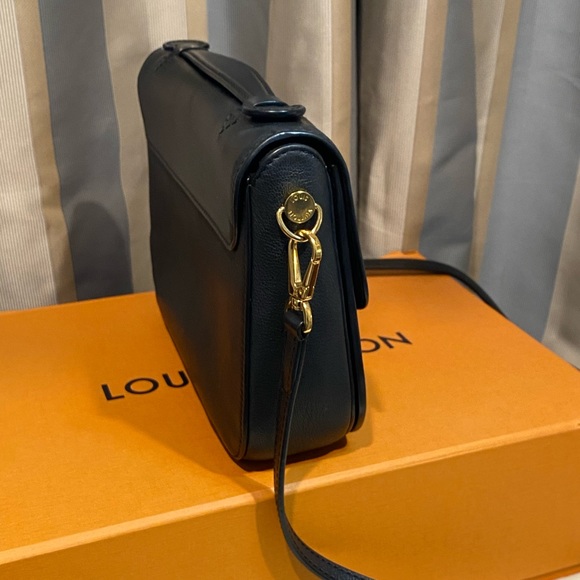 Louis Vuitton Very Messenger - Picture 10 of 13